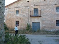 D. Julio L�zaro, frente a la que fue su casa.