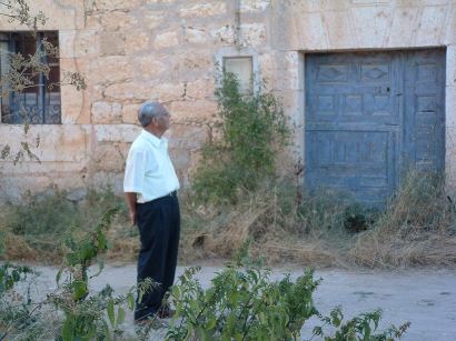 D. Julio, ante la que era su casa.