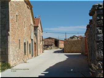 calle recientemente asfaltada